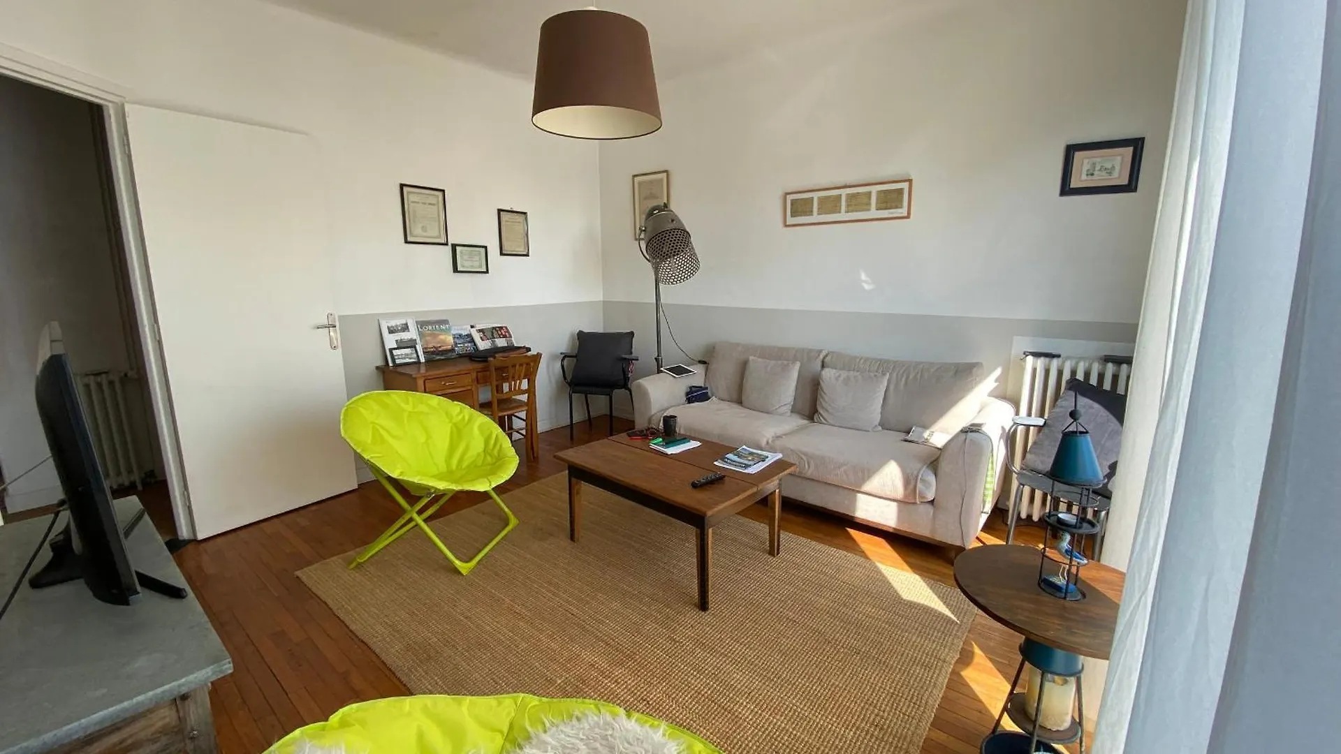 Appartement T3 Avec Terrasse, Proche Plage Et Commerces A Larmor-Plage - Fr-1-349-199 0*,  France